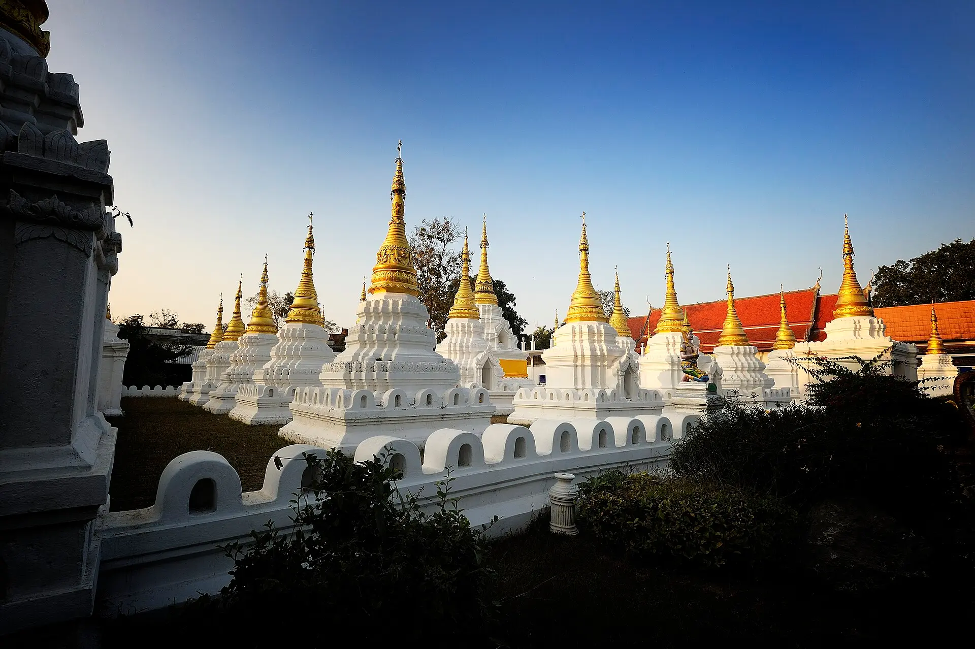 ที่มา: Wikimedia Commons กลุ่มเจดีย์สีขาวยามเย็น วัดพระเจดีย์ซาวหลัง จังหวัดลำปาง